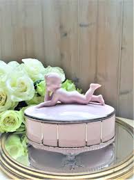 Boite A Bijoux Art Deco En Porcelaine Rose De Saxe In 2020 Art Deco Jewelry Box Art Deco Jewelry Art Deco