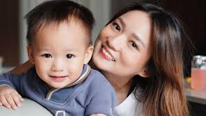 7 Potret Gaya Stella Cornelia Momong Sang Putra, Curi Perhatian Bun