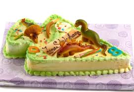 Die schokoladensahne in eine spritztülle geben und auf die oberlfäche der torte 8 sahnetupfer spritzen. Torte Zum Schulanfang Dinowelt Forster Backwaren