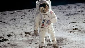 Kala itu, manusia datang ke bulan memalui misi pada saat pendaratan pertama, pemerintah amerika serikat bahkan mengeluarkan biaya hingga miliaran dollar untuk membuat satelit. Video Pendaratan Pertama Di Bulan Dipoles Lagi Pakai Ai