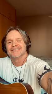 LS Jack dando vida nova a Codinome Beija-Flor! ✨ Essa música arrepia e essa  versão já é presença garantida nos shows da banda.