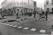 Cel care filmează se află în clădirea operei, filmează mulţimea de la balconul operei, deasemeni o parte din filmări sînt în reprimarea revoluţiei de la timişoara) cu membrii fdr. Romanian Revolution Wikipedia