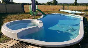 Les contours d'une piscine haricot sont arrondis et se rapprochent de la piscine ovale. La Piscine Coque Prix Installation Entretien Et Reglementation