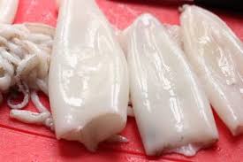 Pulire i calamari, come il pesce in generale, è una delle operazioni che molti ritengono tra le più noiose in cucina e a volte anche complicate, ma in realtà è molto più semplice di ciò che sembra. Come Pulire I Calamari Tutti I Passaggi Per Farlo In Pochi Minuti