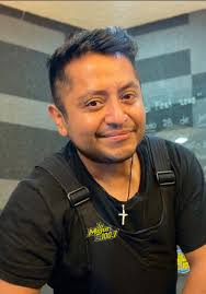 Encontramos al doble de Víctor en Radio!! 😱😱 Qué opinan?? Si se parece??  🫣 Ayúdennos a encontrar a los dobles de nuestros locutores 🫢