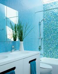 Aquamarinblau Fur Die Innendekoration Dekoration Ideen Blau Weiss Badezimmer Badezimmer Mit Mosaik Fliesen Blaue Badezimmerfliesen