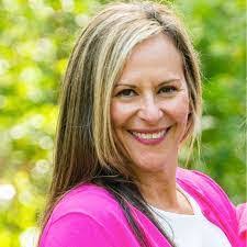 Adrienne Lovett's Instagram, Twitter & Facebook