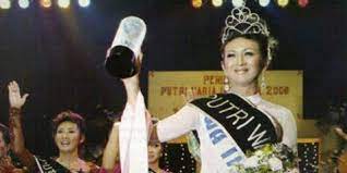 Dikutip dari berbagai sumber, inilah profil merlyn sopjan. Merlyn Sopjan Tegaskan Lucinta Luna Adalah Seorang Transgender Kepo Kapanlagi Com