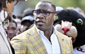 Charles Barkley walked around Barcelona without bodyguards during 1992  Olympics and gave typically hilarious response when asked where his  security was