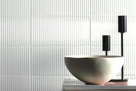 Der weiße scherben der fliesen steht für eine besonders gute qualität. Glanzende Fliesen Mit Vertikalen Streifen Weiss Weisse Paste Ts