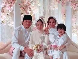 Ia mengunggah foto kejutan manis. Laudya Cynthia Bella Eks Suami Laudya Cynthia Bella Nikahi Noor Nabila