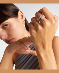 Stone & Strand Ring Hug aus 14kt Gelbgold mit Diamanten