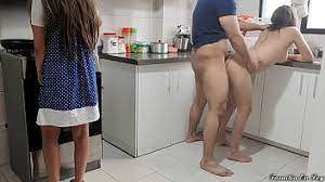 XXX Ich ficke meine Schwägerin in der Küche, aber meine Frau entdeckt uns,  aber ich decke mich mit einem Tuch zu, damit sie es nicht weiß mega Videos  de