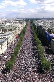 Résultat de recherche d'images pour "champs elysees 1 million  personnes manifeste"