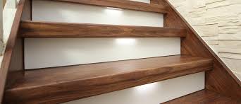 Gerade bei alten häusern ist eine treppenverkleidung mit laminat oft eine unumgängliche maßnahme, um die alte treppe wieder sicher und ansehnlich zu. Treppenrenovierung Mit System Alte Treppen Renovieren Mit Laminat Vinyl Oder Echtholz Treppenrenovierung De