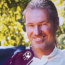 Bruce's one-man show behind "Devils & Dust" featured a fleet of guitars and  other stringed instruments, keyboards, grand piano and a pump organ.  Centered