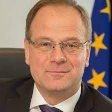 Tibor navracsics, né le 13 juin 1966 à veszprém en hongrie, est un homme politique, commissaire européen à l'éducation, à la culture, à la jeunesse et aux sports depuis 2014. Tibor Navracsics Iask Institute Of Advanced Studies Koszeg