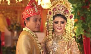 Dalam pemakaiannya kebaya pengantin ini pasti disertai. Tradisi Pernikahan Adat Termahal Di Indonesia Cermati Com