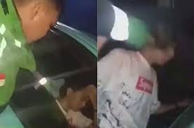 Video ayang_prank_ojol.mp4 dan link ayang_prank_ojol viral di tiktok. Youtuber Nge Prank Driver Ojol Gak Pake Lama Bogem Langsung Mendarat Di Muka Semua Halaman Gridoto Com