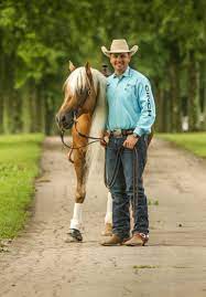 Dan och dan uppträder på föreställningar och kliniker i australien och övriga världen. Dan Steers Double Dan Horsemanship