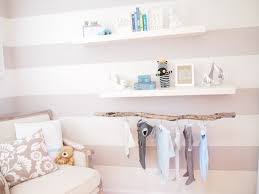 Une Branche Comme Penderie Pour Decorer La Chambre De Bebe Chambre Bebe Grise Et Blanche Chambre Bebe Gris Deco Chambre Bebe