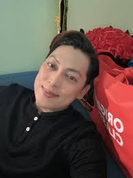 Lepak with my madu Anne Mohamed 🤭 and my brother Paklongchefbard Chef Bard  Kek Lapis Embun Citra