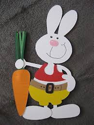 Weisser Hase Mit Karotte Fensterbild Aus Tonkarton Ostern Basteln Holz Basteln Fruhling Ostern Kinderbasteleien