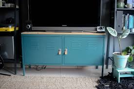 Petits ou bien importants, classiques ou bien effet vintage, nos buffet enfilades vont vous bluffer ! Sugar And Dinosaurs Diy Relooker Un Meuble Tv En Metal Ikea Ps Hack