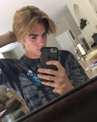 The curtain hairstyle is a cut and style for men where the hair on top is left longer and styled with a middle part to create the appearance of curtains. 20 New For Curtain Haircut Long Lil Peep Anne In Love