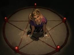 A homegrown talent who pretty much started his wrestling journey under wwe, wyatt was a very successful superstar who reinvented himself a couple of times with captivating gimmicks. Wwe Raw Alexa Bliss Kundigt Die Ruckkehr Des Fiends An