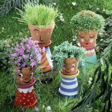 Si vous aussi vous avez envie de cultiver vos propres fruits et légumes ou tout simplement quelques aromates sur votre balcon. Pots Et Jardinieres Idees Deco Jardinerie Truffaut Conseils Supports A D Flower Pot Crafts Flower Pots Garden Crafts