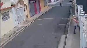 Las cámaras de vigilancia de un en San Francisco de Macorís, captaron un  robo perpetrado en horas de la tarde del pasado jueves, donde sustrajeron  una cantidad indeterminada de dinero del ...