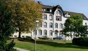 Sie finden uns in ruhiger lage unmittelbar am rand der historischen altstadt von oberursel, die mit fachwerkhäusern, verwinkelten gassen und kleinen weihern ein liebenswertes und anregendes umfeld bietet. Haus Der Betreuung Und Pflege Altkonigstrasse Oberursel