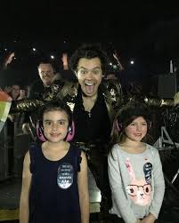 Harry With Some Little Fans Stopping On His Way Back To Main Stage Melbourne Australia April 24 Vi Harry Styles Pictures Harry Styles Harry Styles Photos