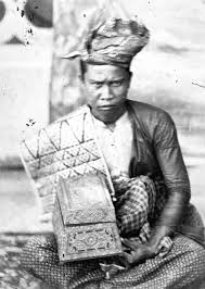 Contextual translation of betel nut into malay. Malay Royal Household With Betel Nut Box Regalia Of Selangor Royal Household Southeast Asia East Indies Buddha Statue
