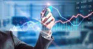 Consultores financieros trabajando con gráficos y laptops en una mesa