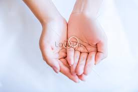 Sedangkan, patch kulit pada bagian atas dari tangan dibiarkan polosan dengan set berikutnya. Cincin Perkahwinan Di Telapak Tangan Anda Gambar Unduh Gratis Imej 500385112 Format Jpg My Lovepik Com