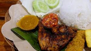 Untuk menyiasatinya, anda dapat merebus terlebih dahulu ayam tersebut dan menggorengnya sebentar agar bumbu bisa menempel. 3 Kuliner Ayam Bakar Lezat Di Bandung Dari Ayam Bakar Merah Merona Hingga Ayam Bakar Madu Tribun Jabar