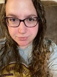 ✨Happy Friday Truly Babes!✨ Today I wanted to give a huge shoutout to one  of my favorite natural face masks ever! @trulybeauty gifted me this amazing  golden leaf resurface & brighten face