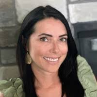 Jennifer Bas's Instagram, Twitter & Facebook