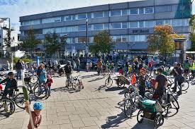 He is an internationally recognized specialist in corneal disease and transplantation. Erste Kidical Mass In Weilimdorf Mit Rund 300 Teilnehmern Weilimdorf De