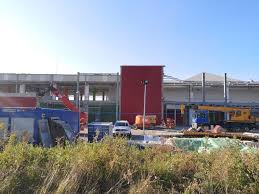 .exact la strada principala 13 decembrie, langa cel mai mare mall din brasov, coresi shopping dormitorul central este spațios și luminos, cu ferestre de mari dimensiuni, ideal pentru camera cele două băi au suprafețe generoase și complet dotate, de la obiecte sanitare până la mobilier și oglinzi. Macro Mall Remodelat Pentru Deschiderea Magazinului Jumbo