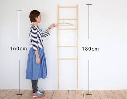 小さな空間の見せる収納をオシャレに シンプルな はしご型 ラック シンプルに壁に立て掛けるだけで 収納とお部屋の雰囲気作りを叶えてくれるclaskaギャラリー ショップ do の はしご型 ラックです リビングやキッチンはもちろん 玄関や