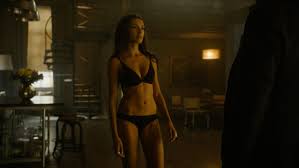 India de Beaufort sexy – Blood & Oil s01e06 (2015) - Celebs Roulette Tube