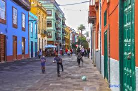 A temprana edad, los parques y zonas recreativas de las ciudades se destinan con el fin de proporcionar espacios seguros donde los más pequeños pueden disfrutar.aunque a veces la propia calle también se convierta en patio de recreo. Ninos Jugando En La Calle Imagen Foto Ninos Jugando La Laguna Ninos Jugando Con Patinete Fotos De Fotocommunity