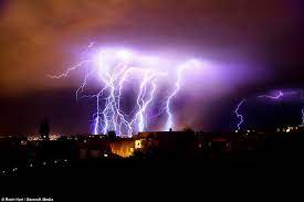 It Does Strike Twice Tour Guide Captures Amazing Images Of Lightning Bolts Hitting The Same Spot Over And Over Again Mexico Pictures Lightning Storm Wild Weather