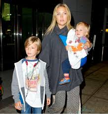 Kate hudson gave birth to her third child on tuesday october 2nd. Kate Hudson Arrives In Nyc With Her Boys