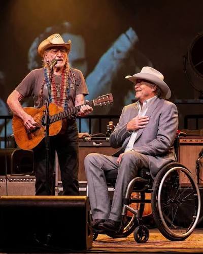 Two Legends, One Spotlight: The Wheelchair Duet That Brought an Arena to  Tears. , “The crowd didn’t roar—they wept.” When Willie Nelson stepped into  the narrow beam of light beside Alan Jackson’s ...