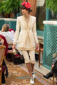 She has a huge fan base and is often referred to as 'the yg princess'. Blackpink S Jennie And G Dragon Wore The Same 10000 Chanel Jacket Koreaboo