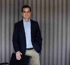 Es rápido, eficiente y seguro. Carlos Casas We Need To Break The Glass Ceiling So Women Can Move Into Executive Roles Bbva